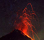 Foto de archivo (90's) de erupción estromboliana.