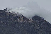 Emanación de gases del crater C del Volcán Arenal (30/7/2011).